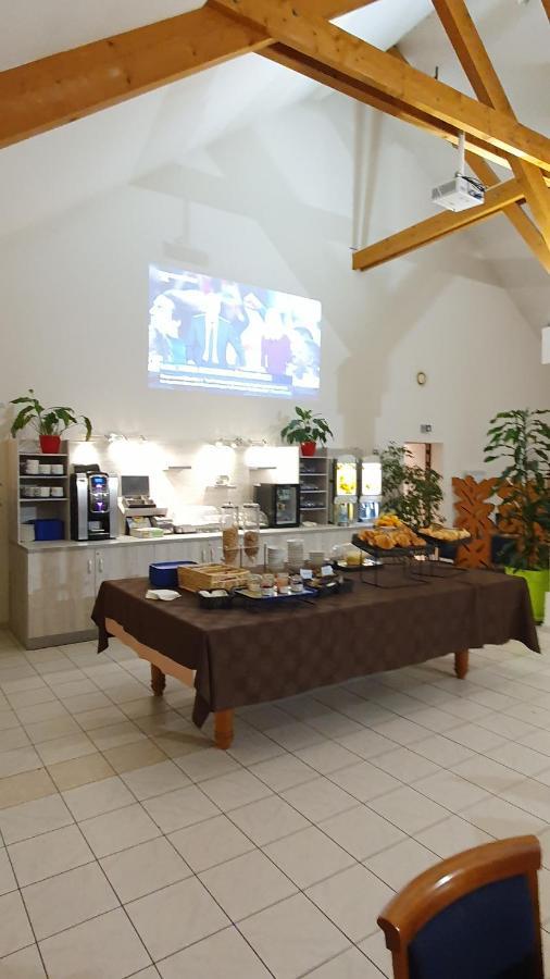 Logis Hotel Restaurant De L'Abbaye Ferrieres-en-Gatinais Esterno foto