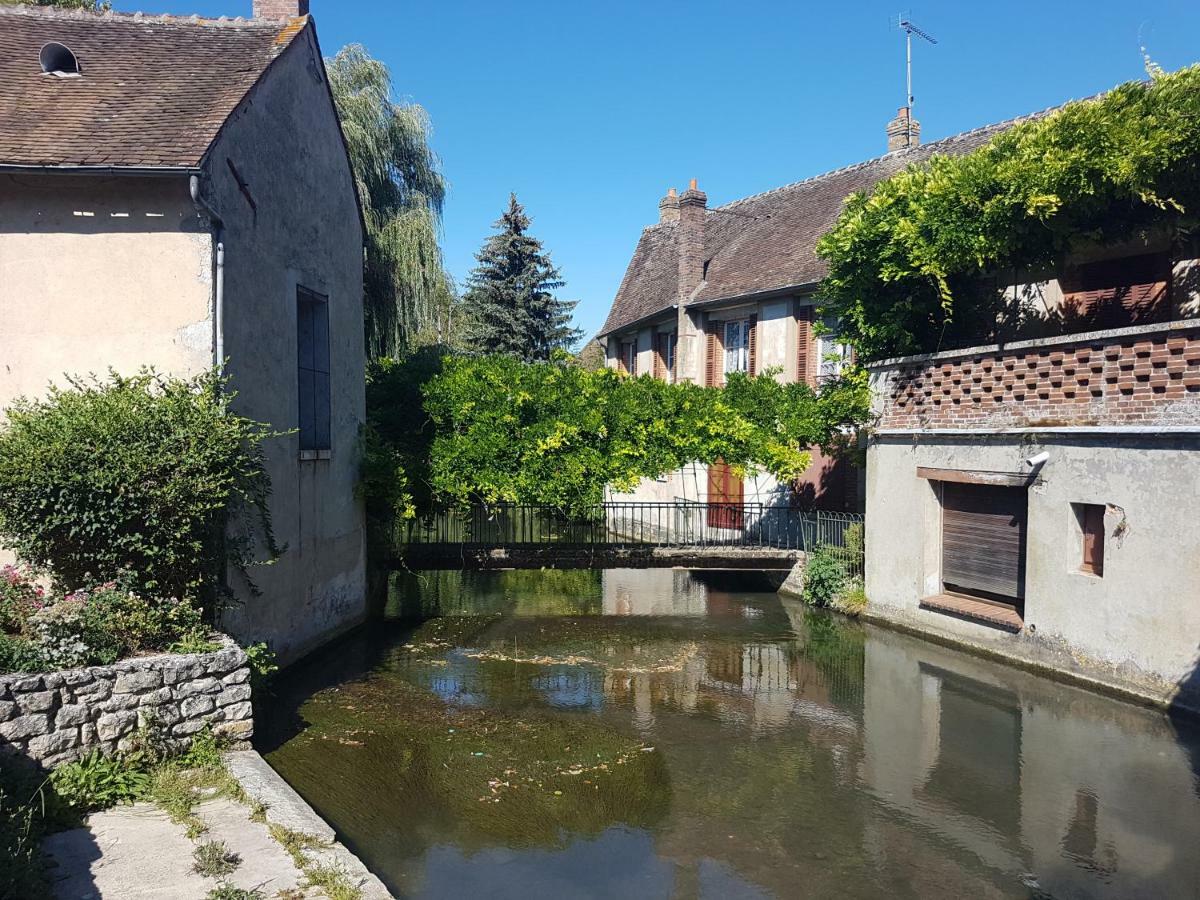 Logis Hotel Restaurant De L'Abbaye Ferrieres-en-Gatinais Esterno foto